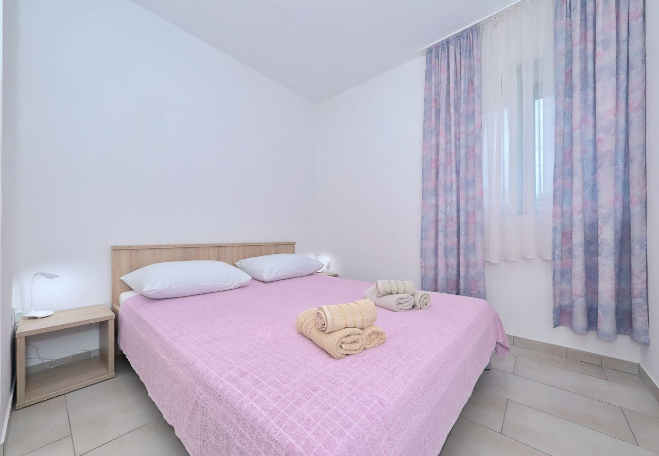 Ferienhaus in Vrsi - Eda, Ferienhaus mit Pool, Terrasse & Grill