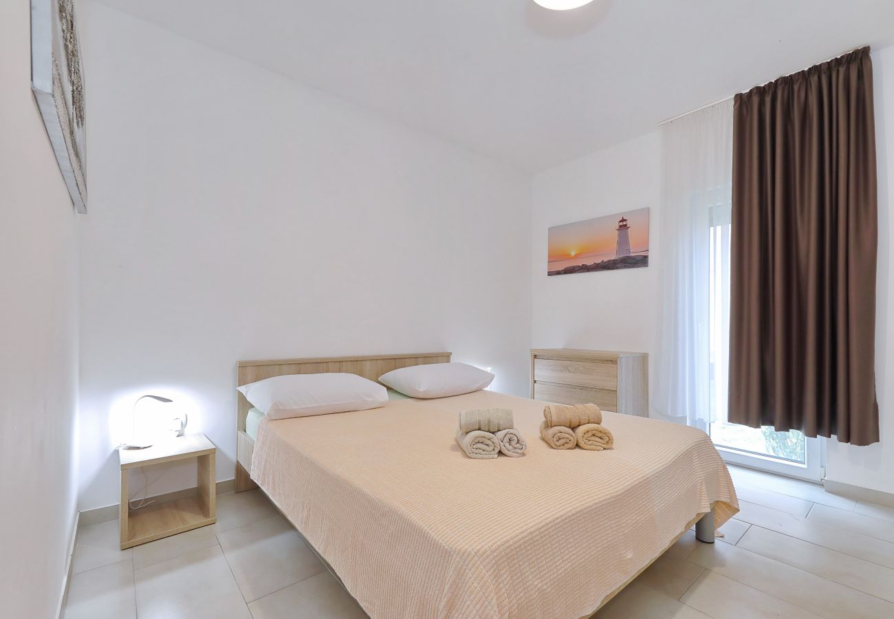 Ferienhaus in Vrsi - Eda, Ferienhaus mit Pool, Terrasse & Grill