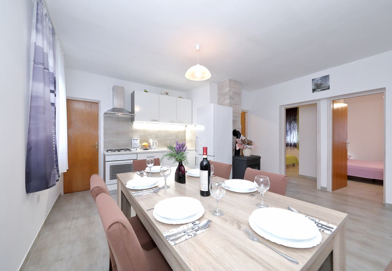 Ferienhaus in Vrsi - Eda, Ferienhaus mit Pool, Terrasse & Grill