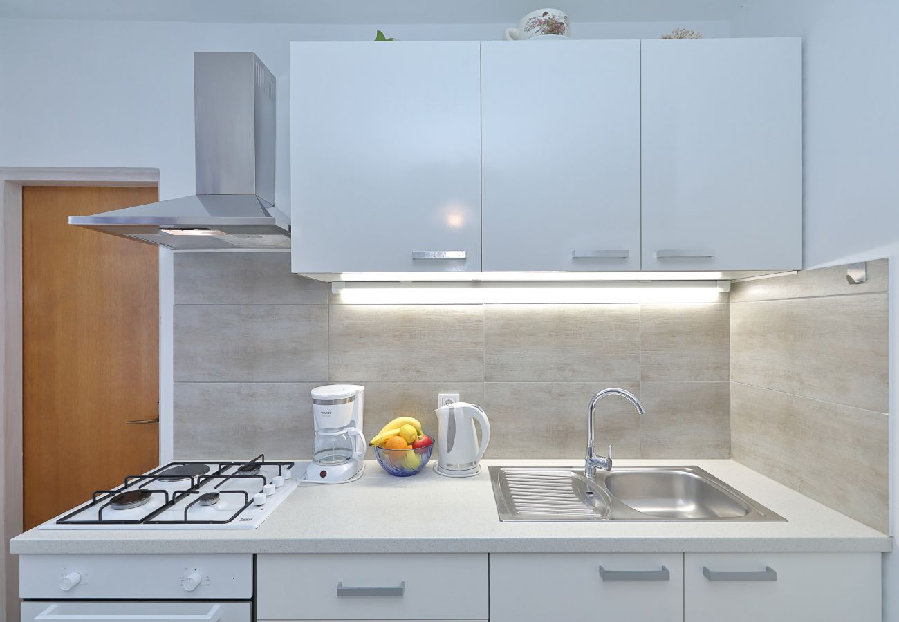 Ferienhaus in Vrsi - Eda, Ferienhaus mit Pool, Terrasse & Grill