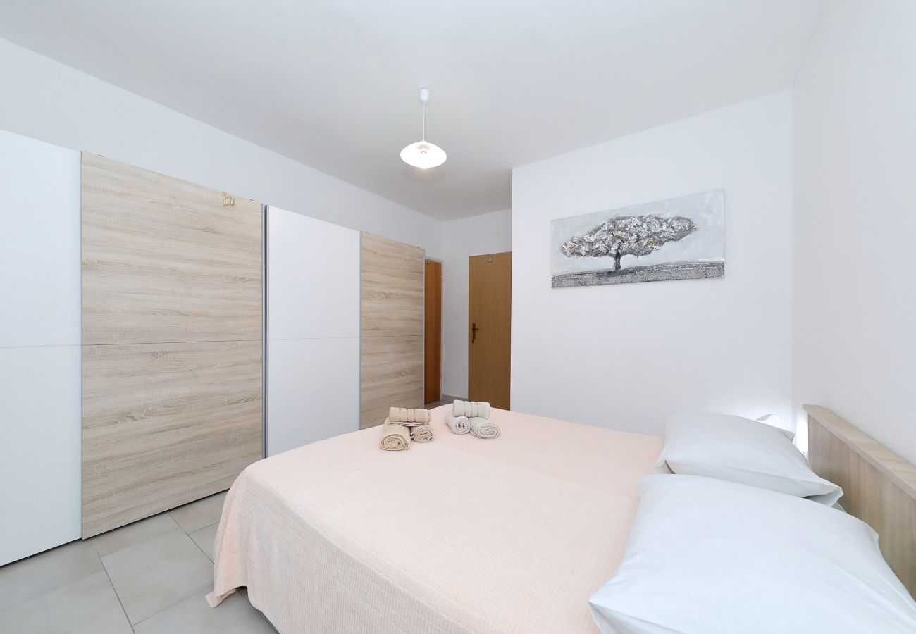 Ferienhaus in Vrsi - Eda, Ferienhaus mit Pool, Terrasse & Grill