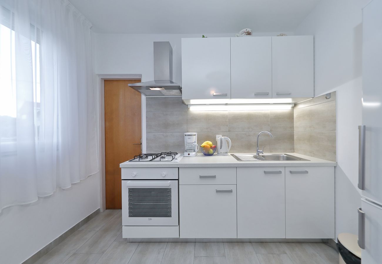 Ferienhaus in Vrsi - Eda, Ferienhaus mit Pool, Terrasse & Grill