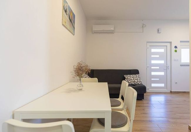 Ferienwohnung in Vrsi - Rubbi, No 2, Apartment mit Balkon, Strandnah