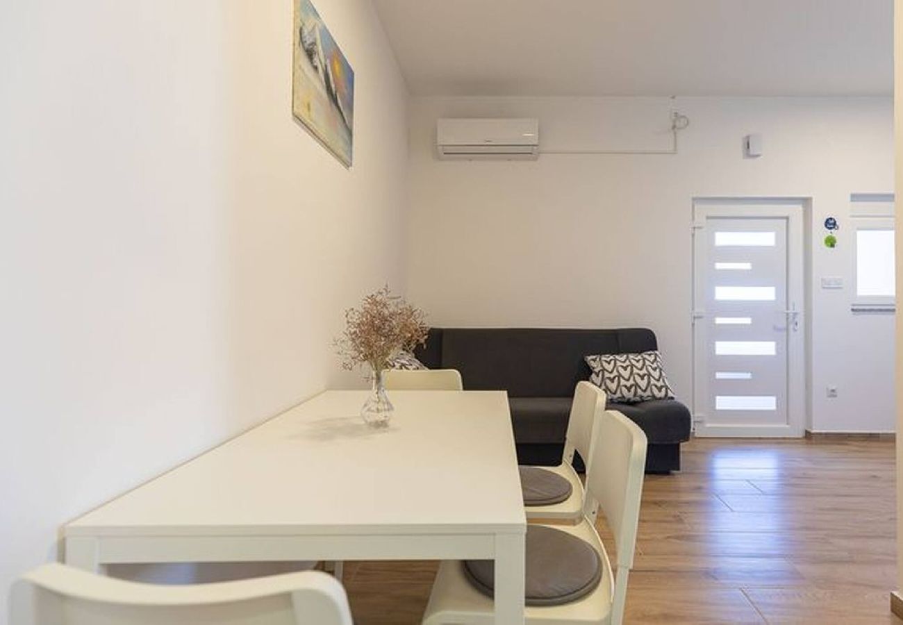 Ferienwohnung in Vrsi - Rubbi, No 2, Apartment mit Balkon, Strandnah