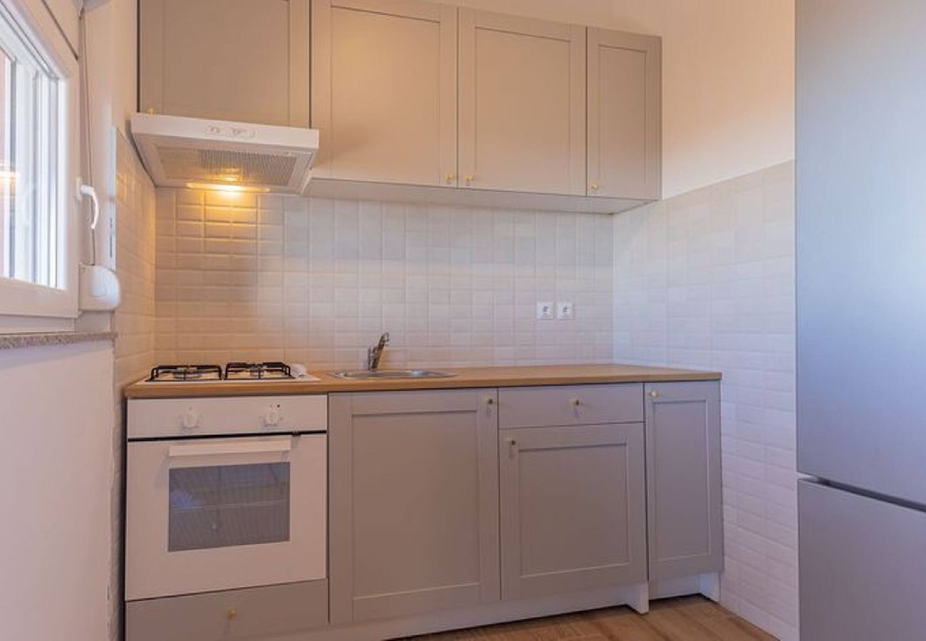 Ferienwohnung in Vrsi - Rubbi, No 2, Apartment mit Balkon, Strandnah