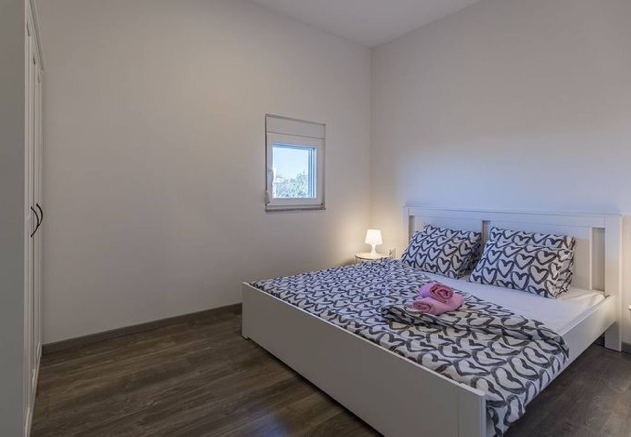 Ferienwohnung in Vrsi - Rubbi, No 2, Apartment mit Balkon, Strandnah