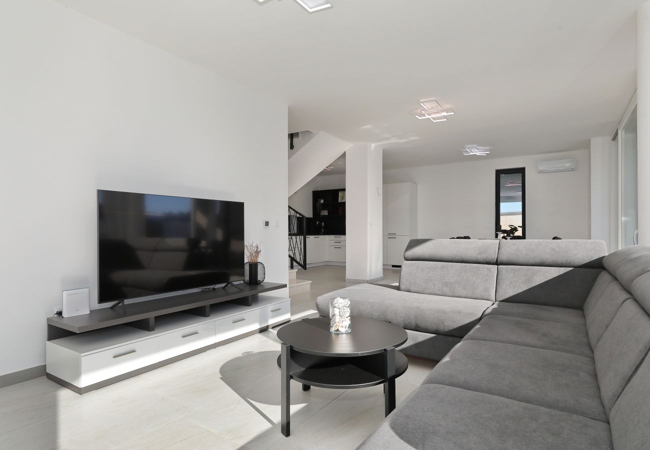 Villa in Zemunik Gornji - Astur, Moderne Villa mit Pool & Grillstation