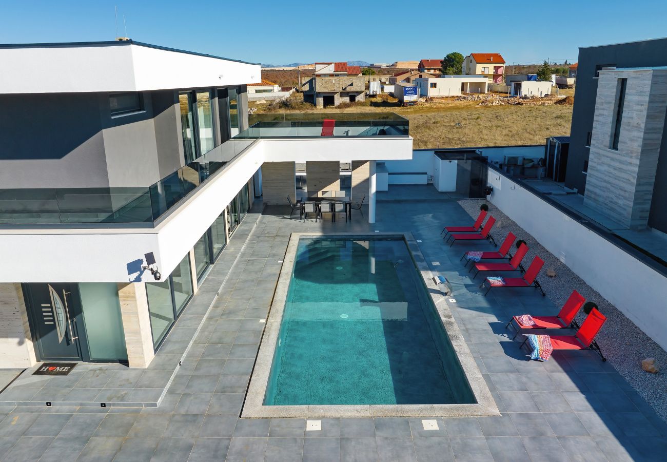 Villa in Zemunik Gornji - Astur, Moderne Villa mit Pool & Grillstation