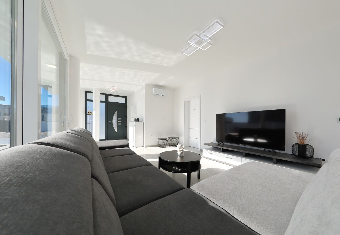 Villa in Zemunik Gornji - Astur, Moderne Villa mit Pool & Grillstation