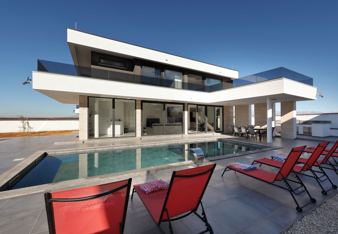 Villa in Zemunik Gornji - Astur, Moderne Villa mit Pool & Grillstation