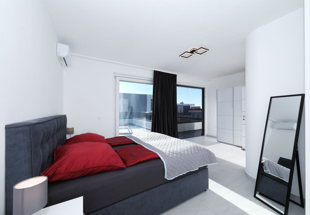 Villa in Zemunik Gornji - Astur, Moderne Villa mit Pool & Grillstation