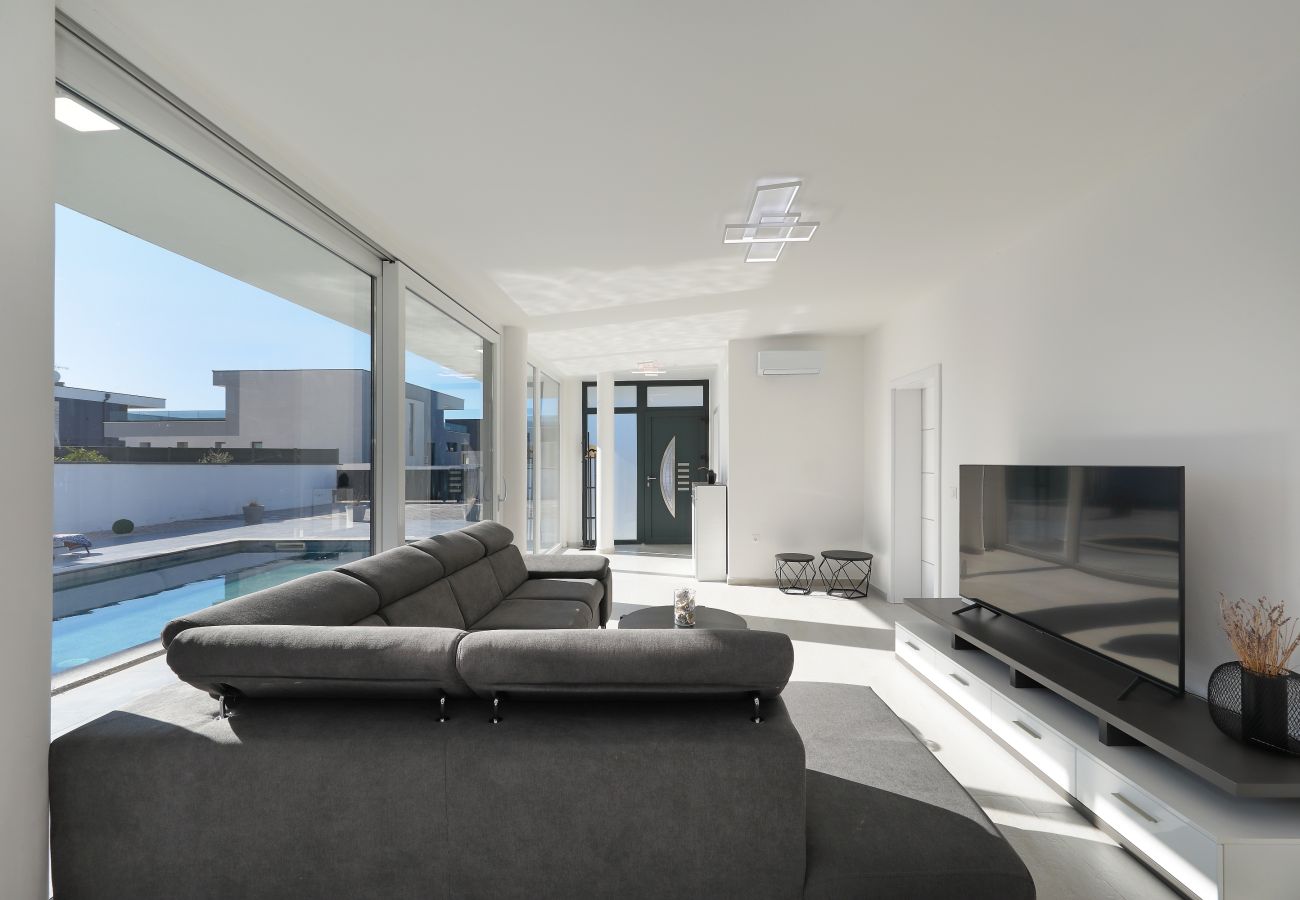 Villa in Zemunik Gornji - Astur, Moderne Villa mit Pool & Grillstation