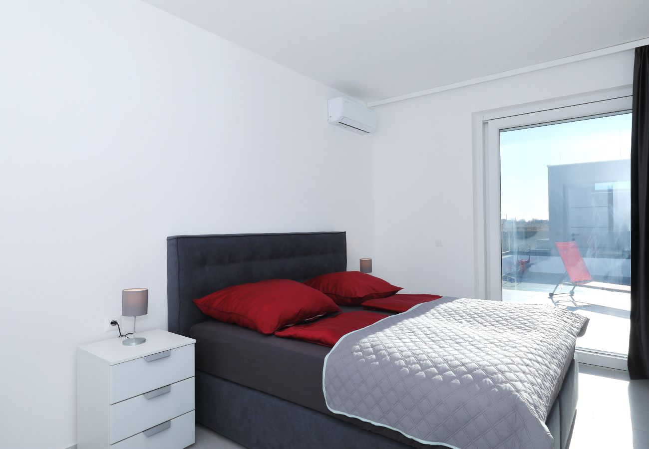 Villa in Zemunik Gornji - Astur, Moderne Villa mit Pool & Grillstation