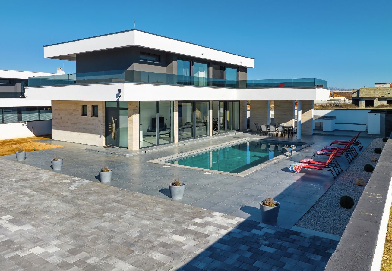 Villa in Zemunik Gornji - Astur, Moderne Villa mit Pool & Grillstation