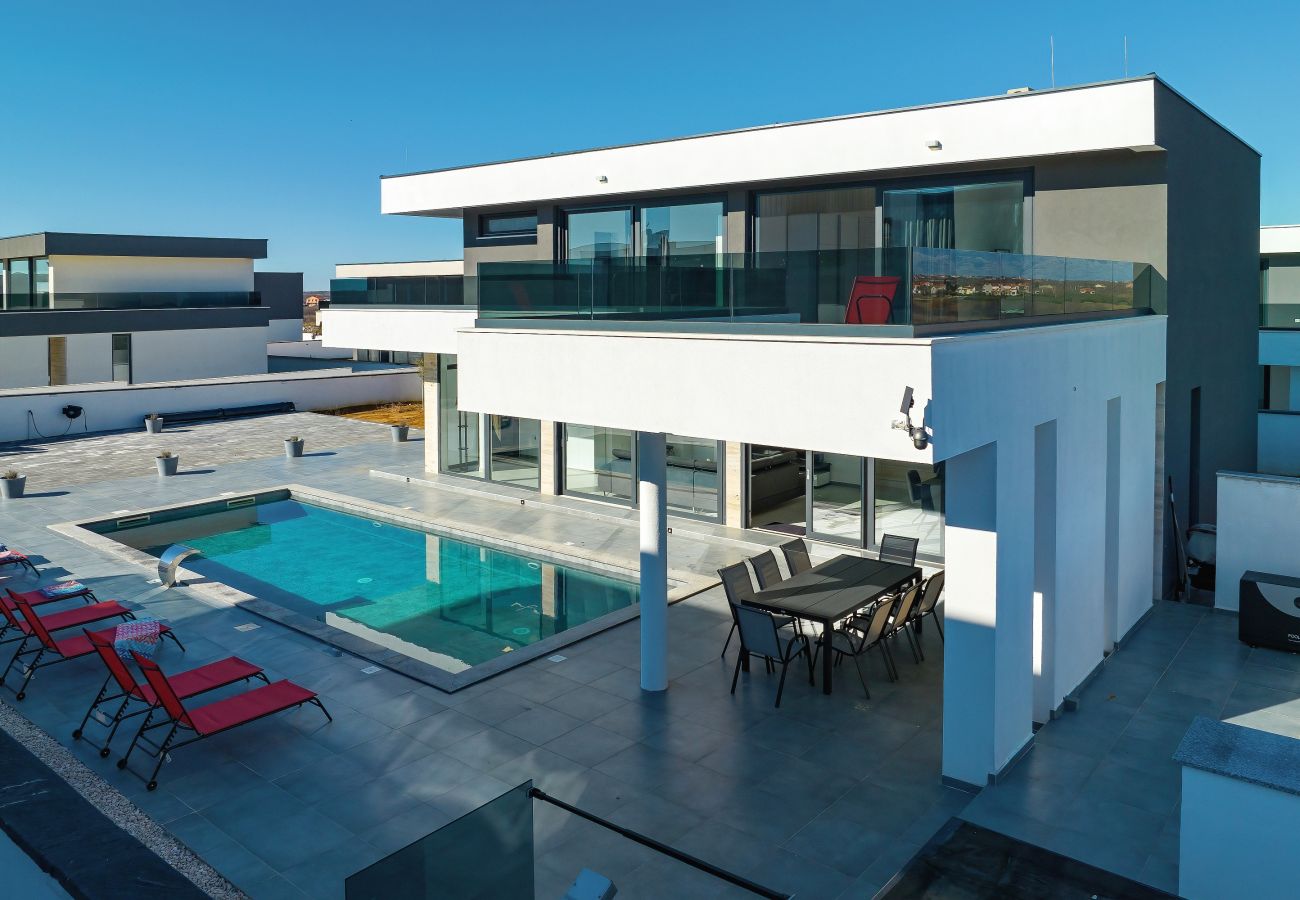 Villa in Zemunik Gornji - Astur, Moderne Villa mit Pool & Grillstation