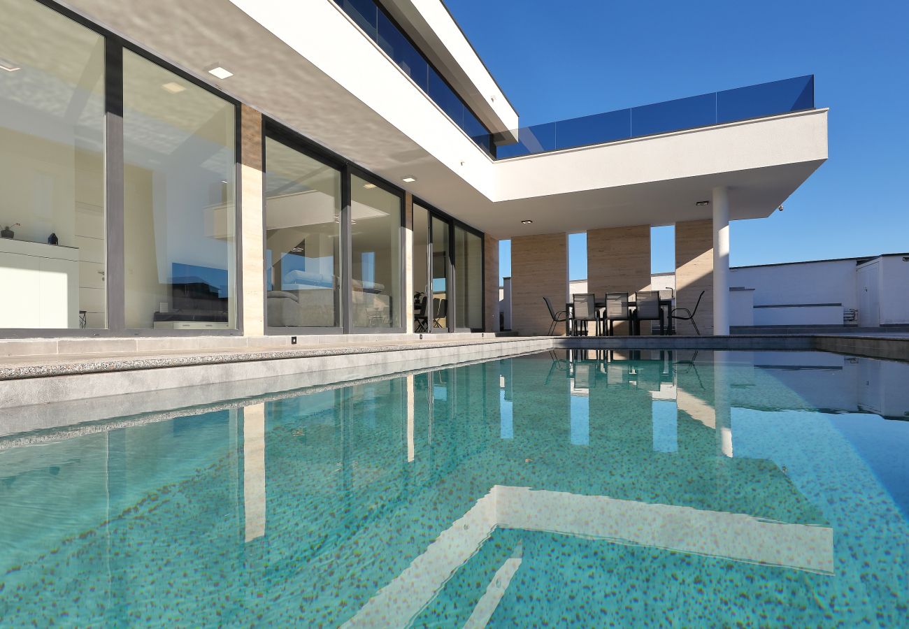 Villa in Zemunik Gornji - Astur, Moderne Villa mit Pool & Grillstation