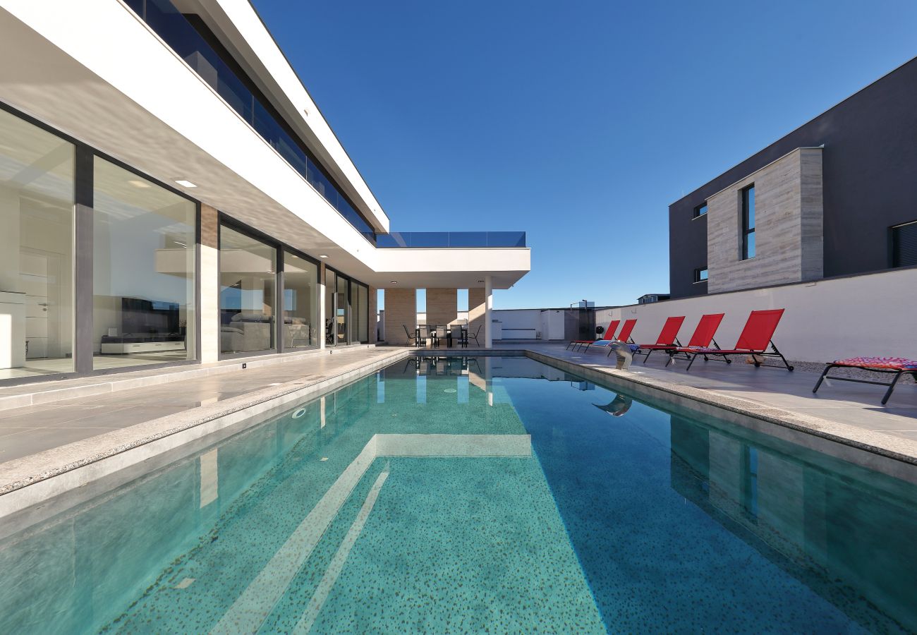 Villa in Zemunik Gornji - Astur, Moderne Villa mit Pool & Grillstation