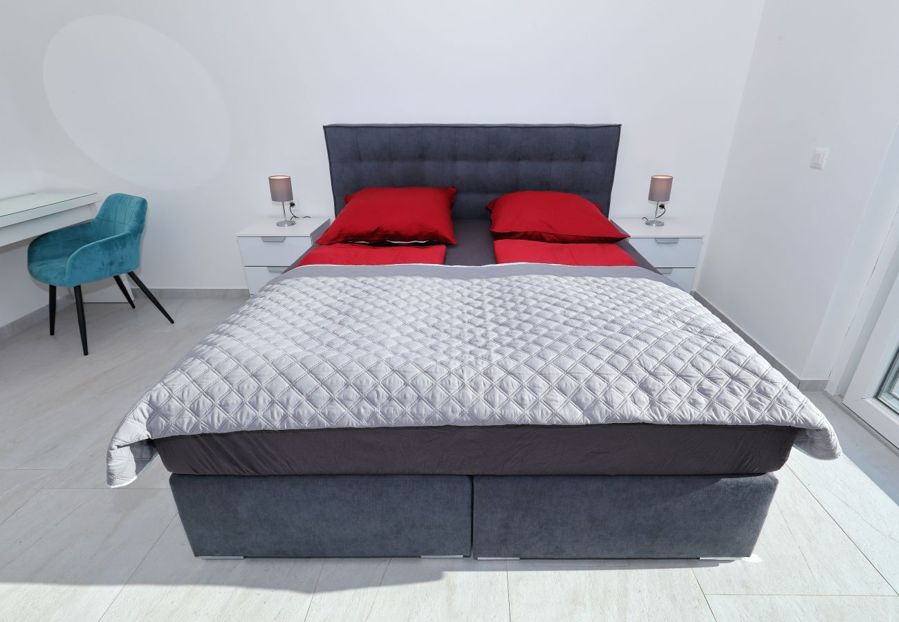 Villa in Zemunik Gornji - Astur, Moderne Villa mit Pool & Grillstation