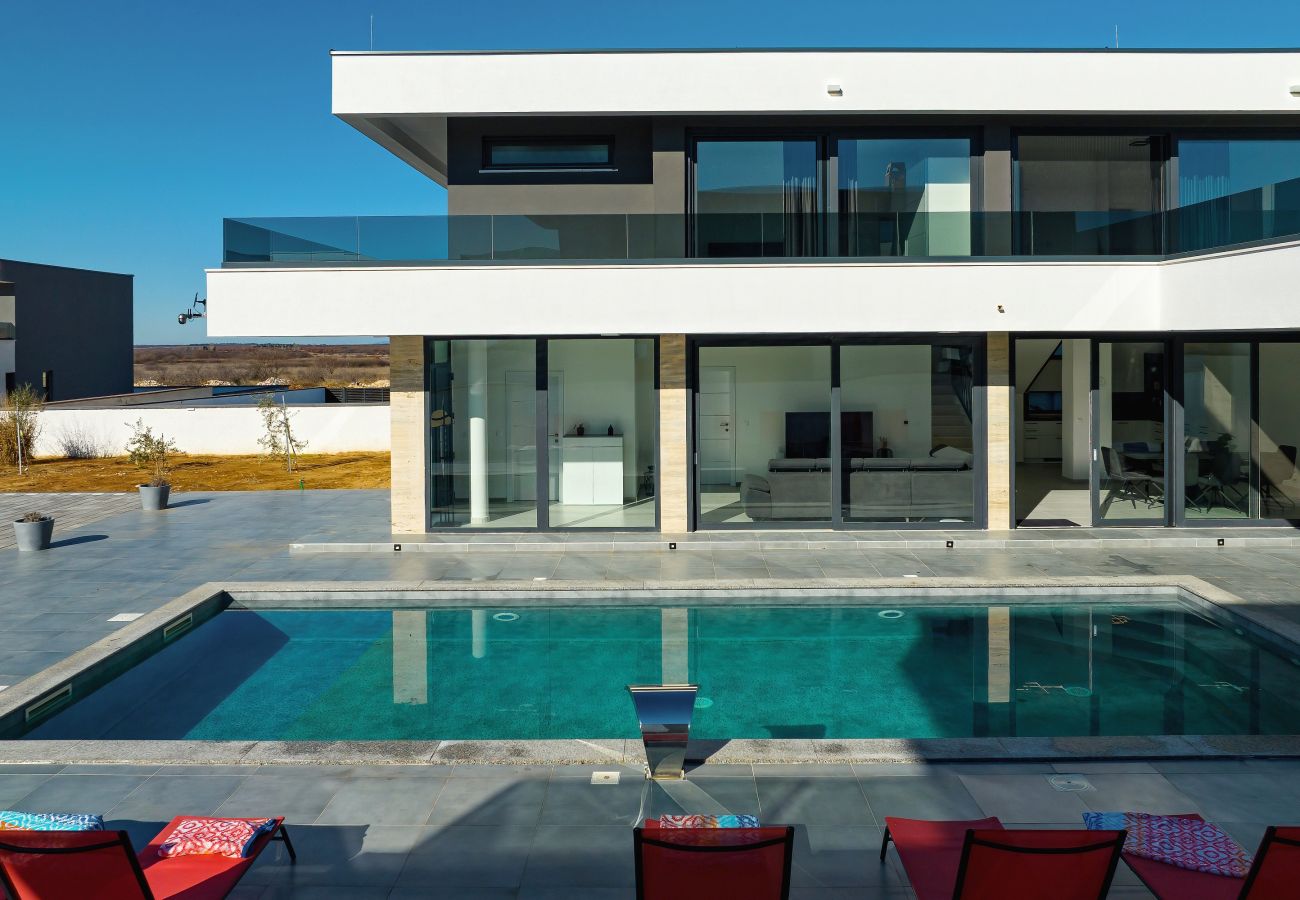 Villa in Zemunik Gornji - Astur, Moderne Villa mit Pool & Grillstation