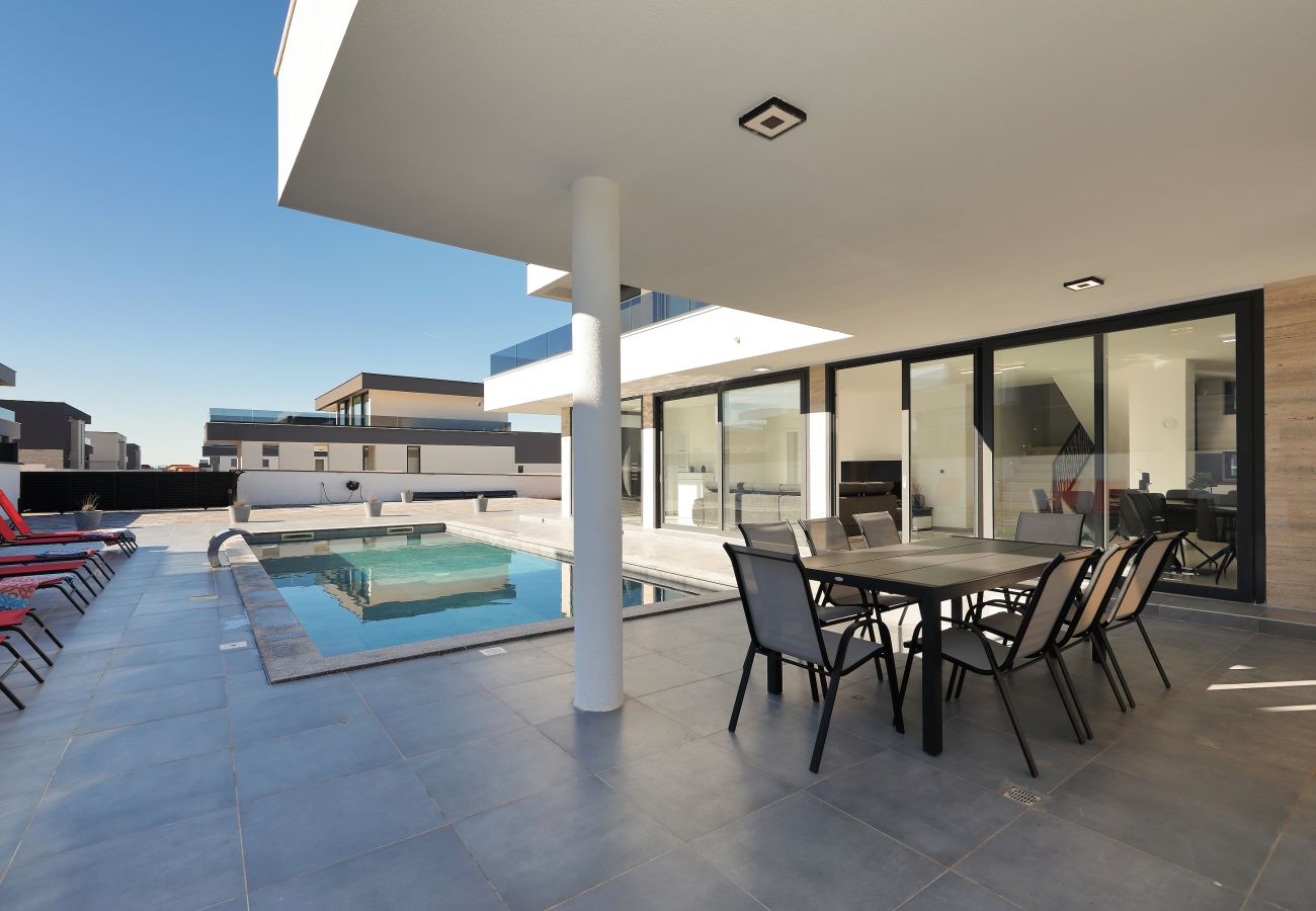 Villa in Zemunik Gornji - Astur, Moderne Villa mit Pool & Grillstation