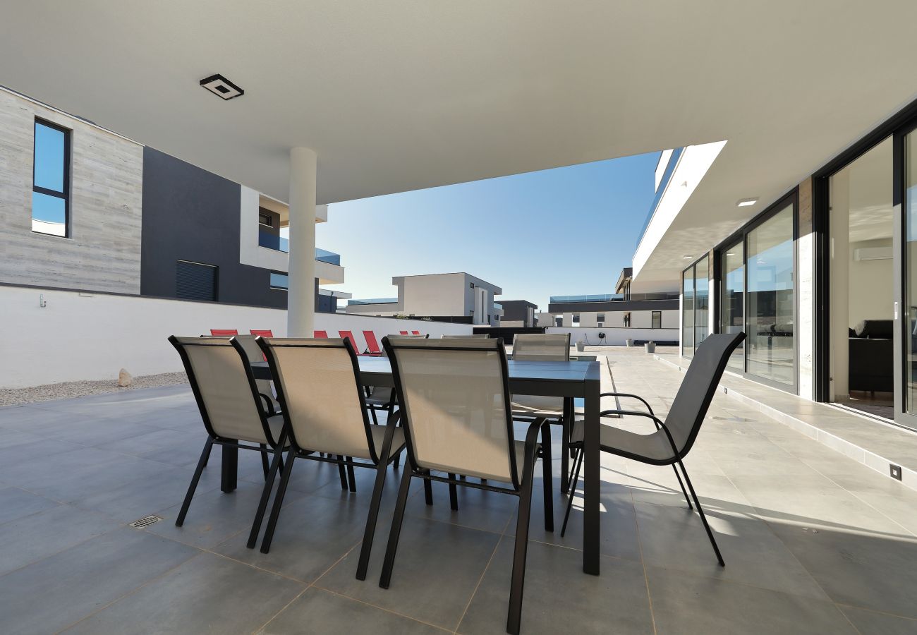 Villa in Zemunik Gornji - Astur, Moderne Villa mit Pool & Grillstation