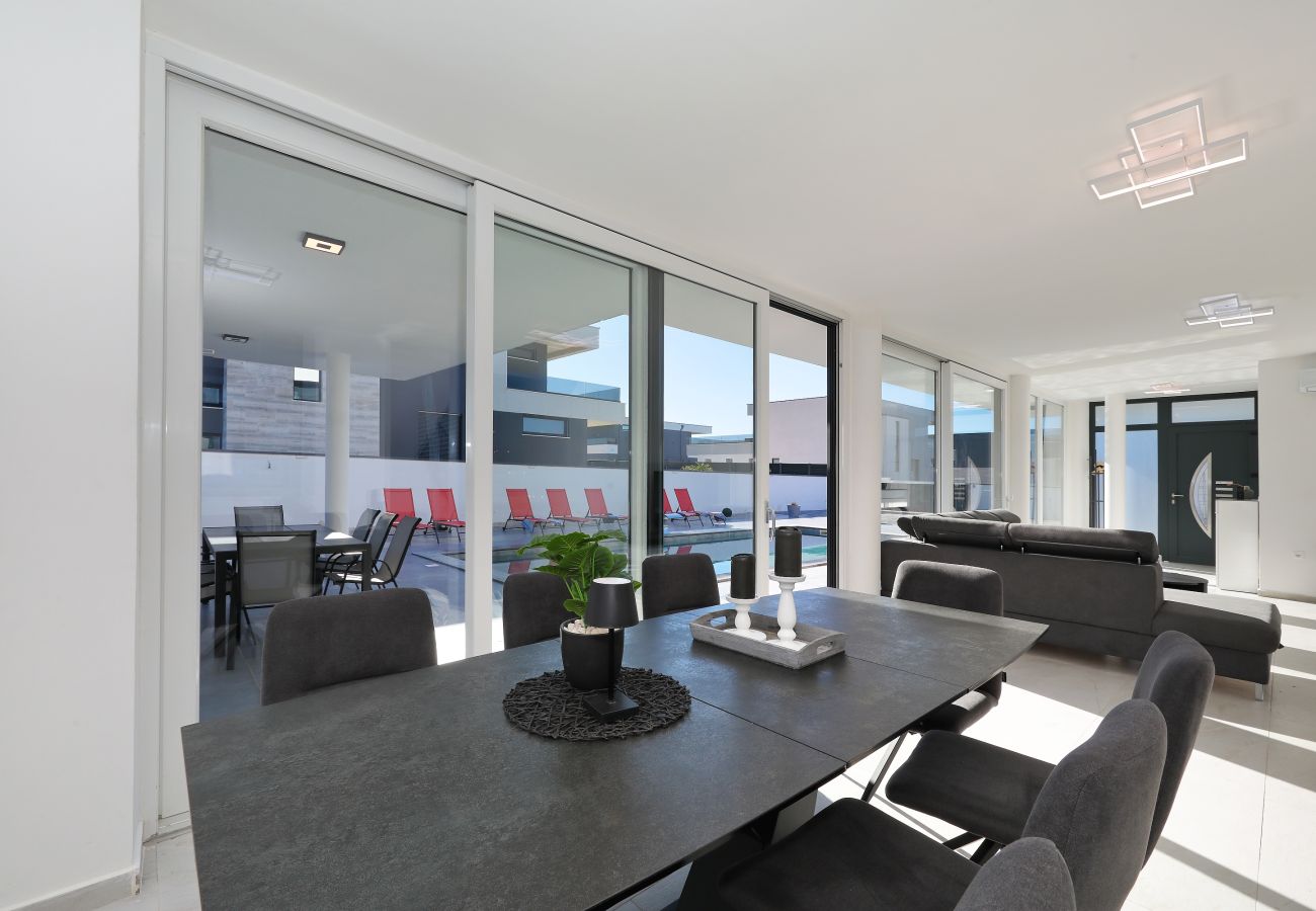 Villa in Zemunik Gornji - Astur, Moderne Villa mit Pool & Grillstation