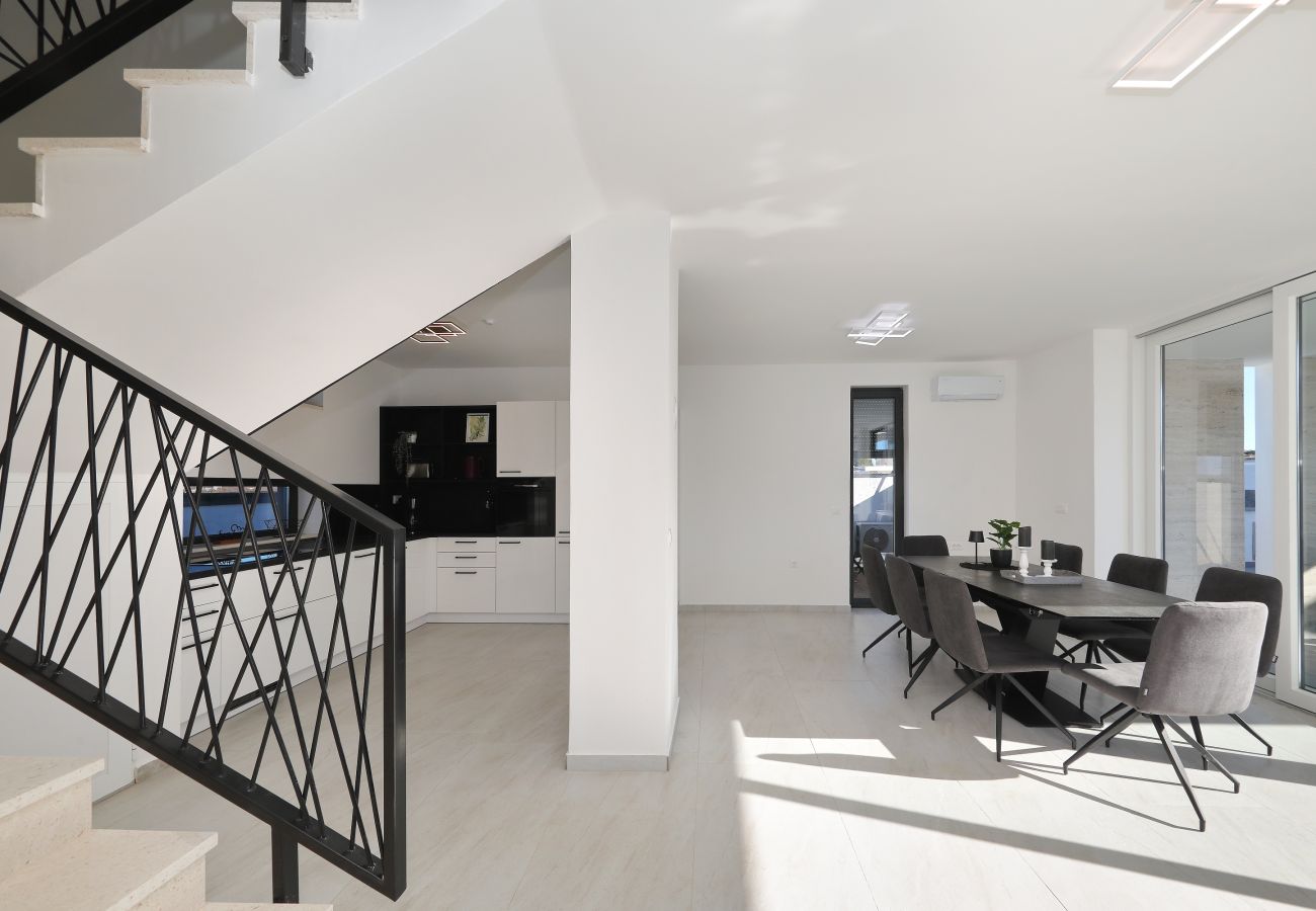 Villa in Zemunik Gornji - Astur, Moderne Villa mit Pool & Grillstation