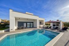 Villa in Maslenica - Villa Flokica mit beheiztem Pool