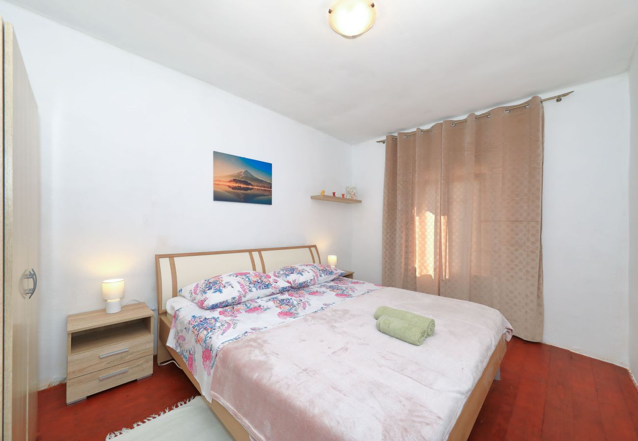 Ferienhaus in Ražanac - Rudic, Ferienhaus mit großem Garten, Meer &