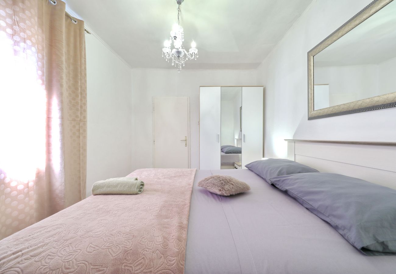 Ferienhaus in Ražanac - Rudic, Ferienhaus mit großem Garten, Meer &