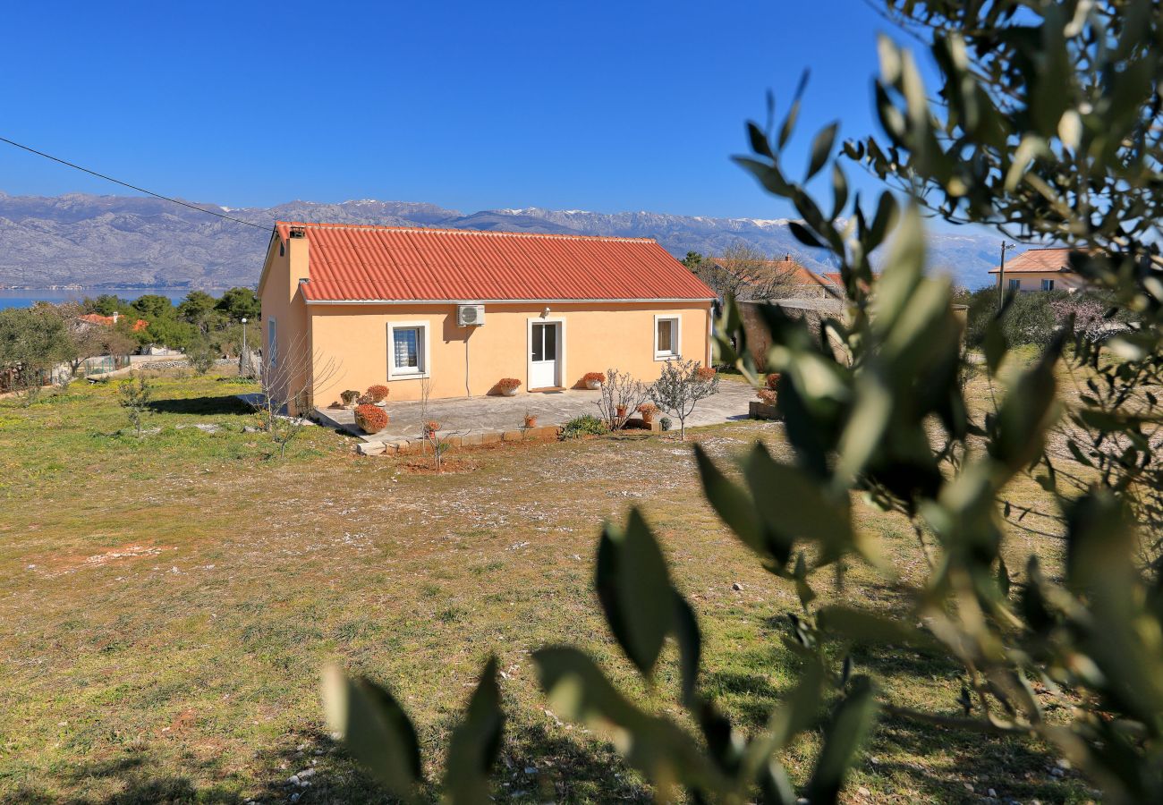 Ferienhaus in Ražanac - Rudic, Ferienhaus mit großem Garten, Meer &