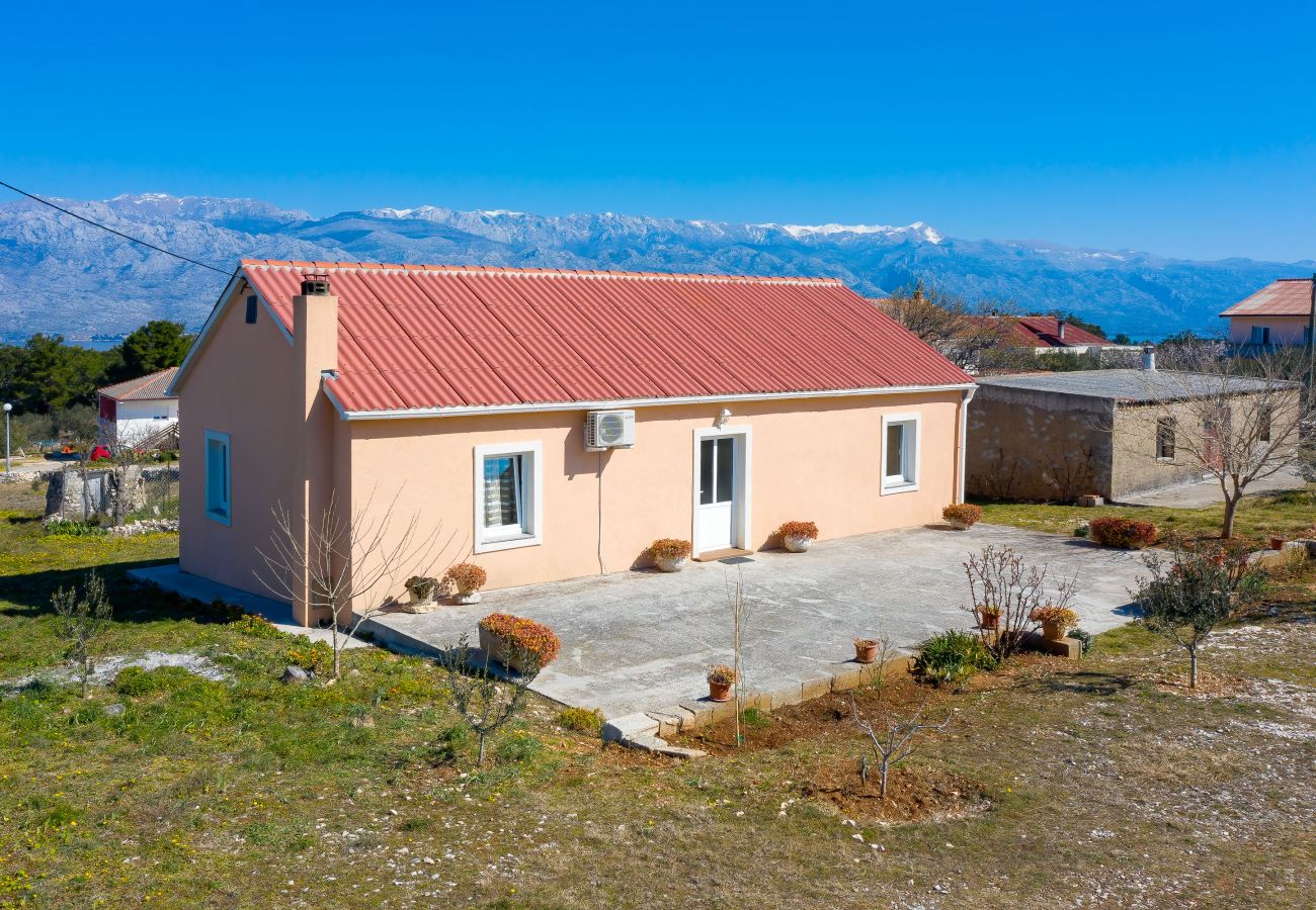 Ferienhaus in Ražanac - Rudic, Ferienhaus mit großem Garten, Meer &