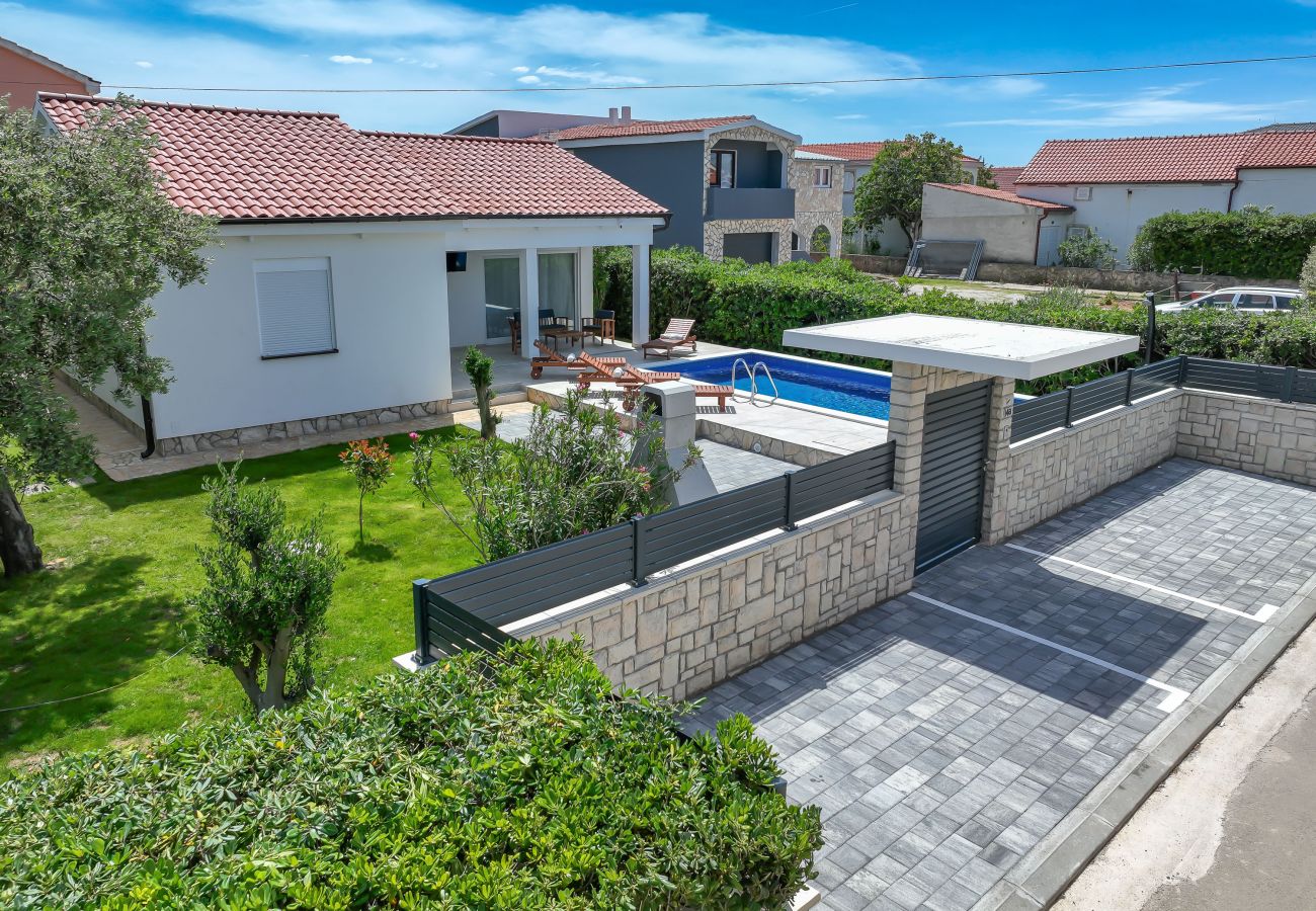 Ferienhaus in Vir - Jandro, Modernes Ferienhaus für Familie mit Pool