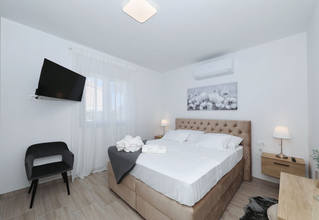 Ferienhaus in Vir - Jandro, Modernes Ferienhaus für Familie mit Pool