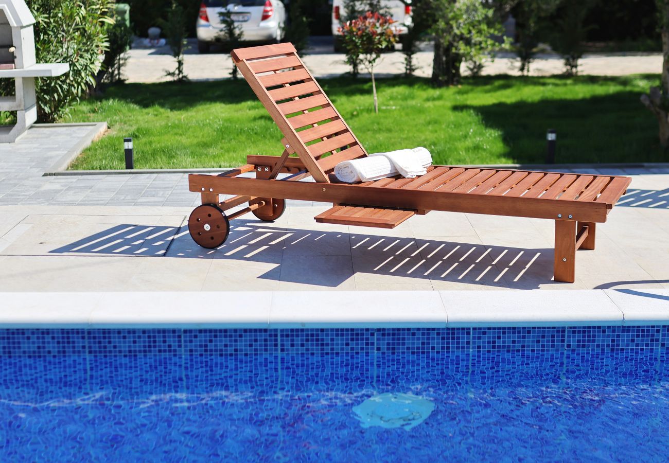 Ferienhaus in Vir - Jandro, Modernes Ferienhaus für Familie mit Pool