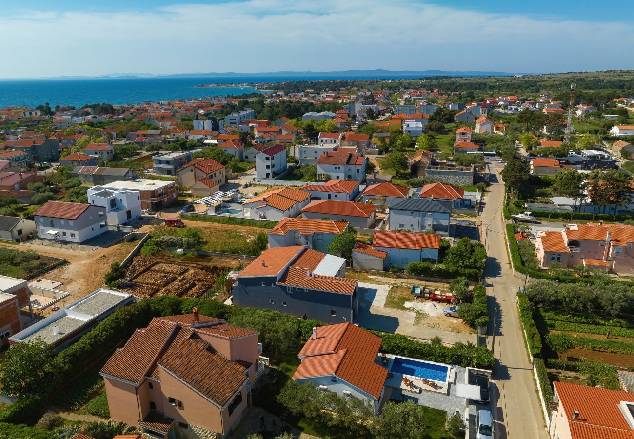 Ferienhaus in Vir - Jandro, Modernes Ferienhaus für Familie mit Pool