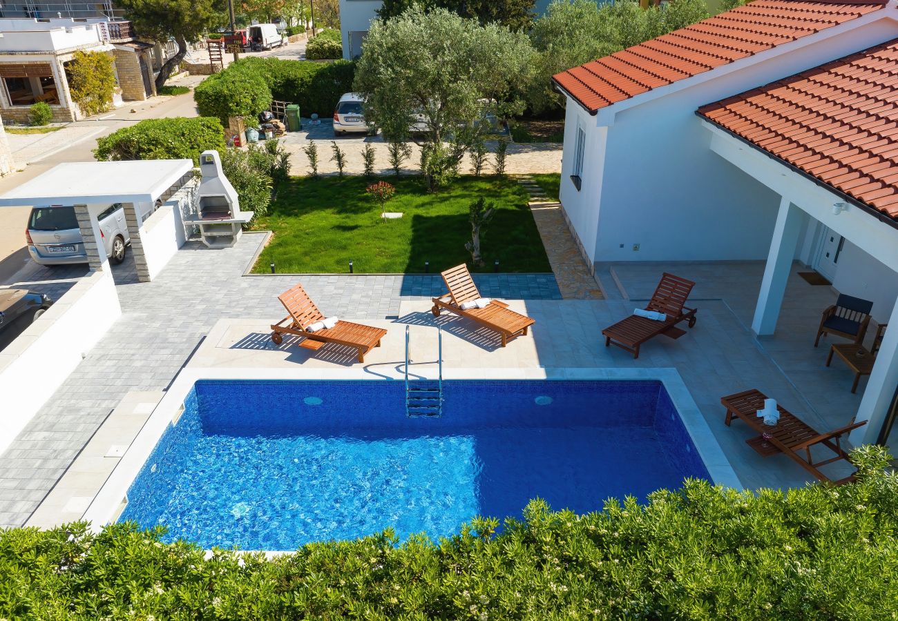 Ferienhaus in Vir - Jandro, Modernes Ferienhaus für Familie mit Pool