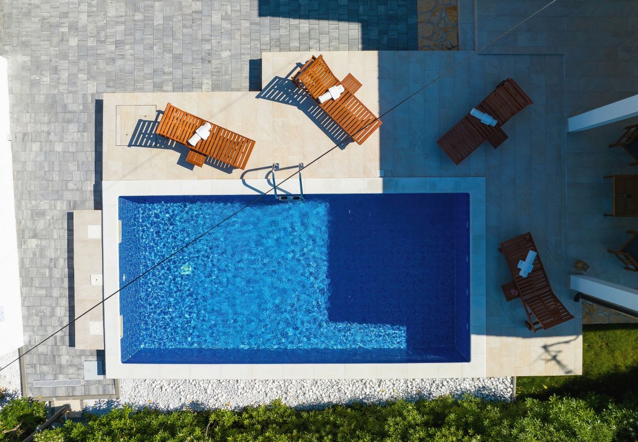 Ferienhaus in Vir - Jandro, Modernes Ferienhaus für Familie mit Pool