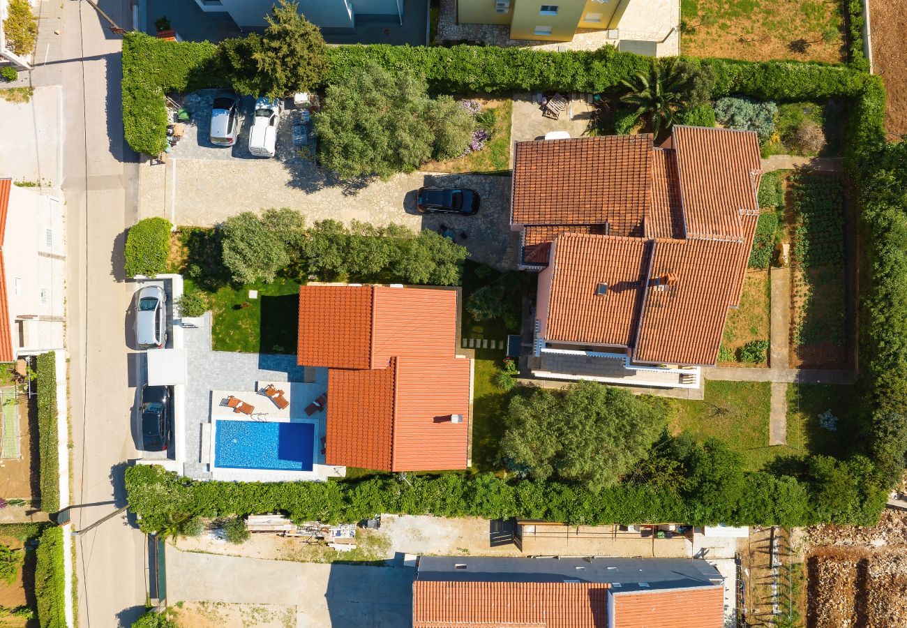 Ferienhaus in Vir - Jandro, Modernes Ferienhaus für Familie mit Pool