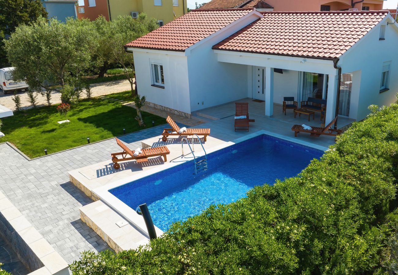 Ferienhaus in Vir - Jandro, Modernes Ferienhaus für Familie mit Pool