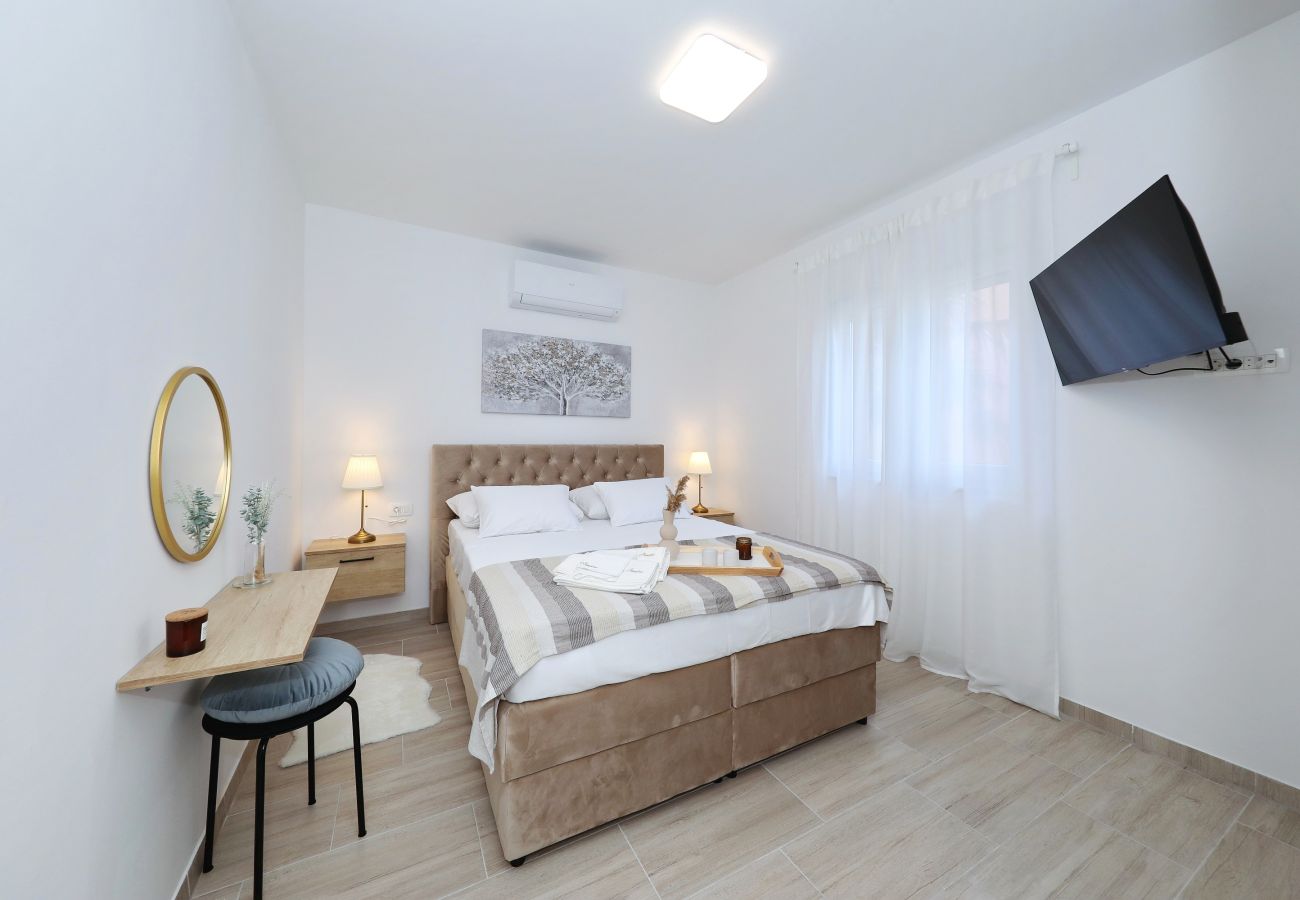 Ferienhaus in Vir - Jandro, Modernes Ferienhaus für Familie mit Pool