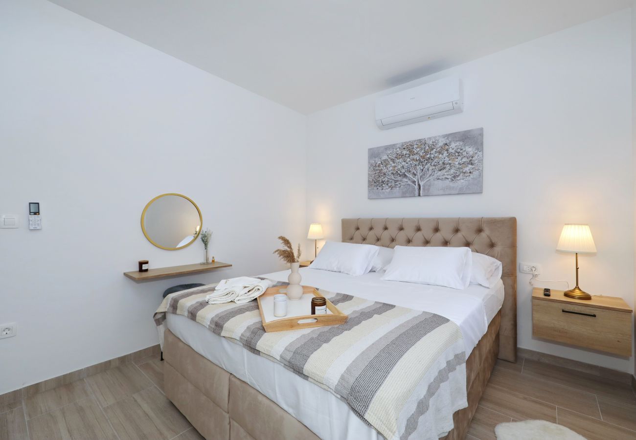 Ferienhaus in Vir - Jandro, Modernes Ferienhaus für Familie mit Pool