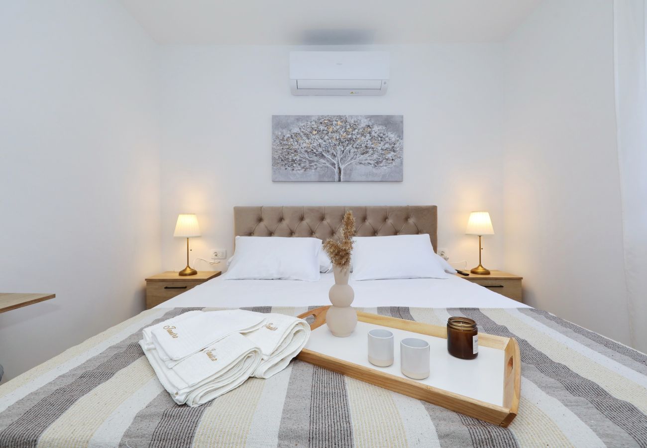 Ferienhaus in Vir - Jandro, Modernes Ferienhaus für Familie mit Pool