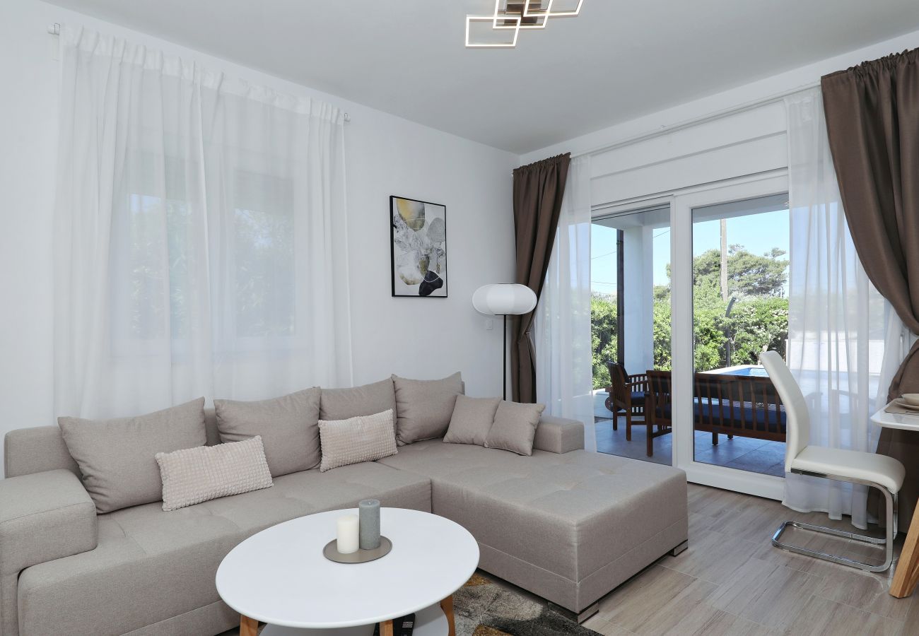 Ferienhaus in Vir - Jandro, Modernes Ferienhaus für Familie mit Pool