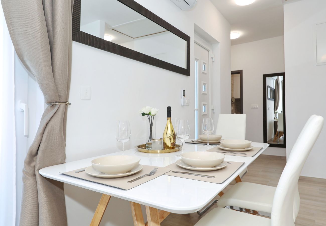 Ferienhaus in Vir - Jandro, Modernes Ferienhaus für Familie mit Pool