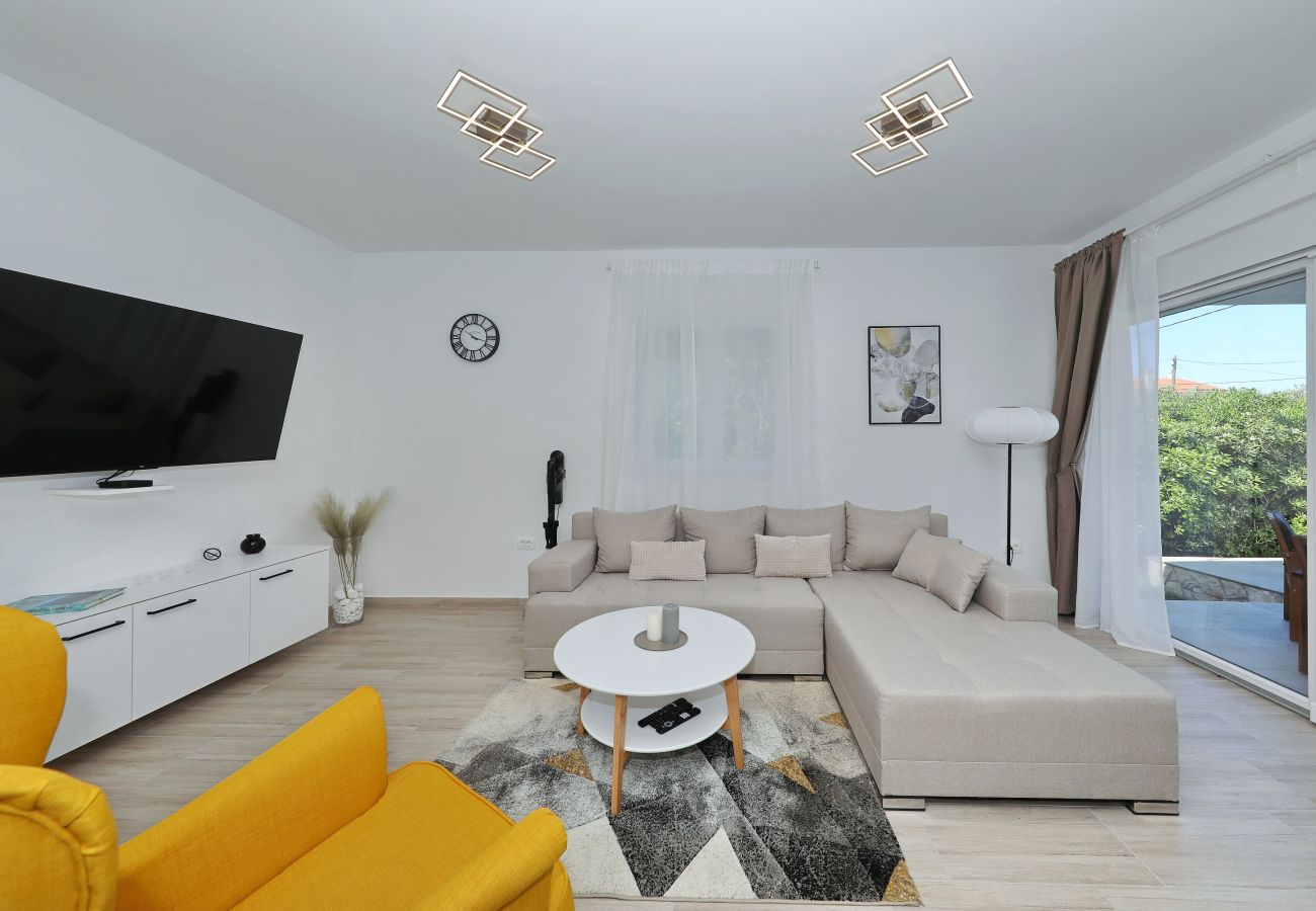 Ferienhaus in Vir - Jandro, Modernes Ferienhaus für Familie mit Pool