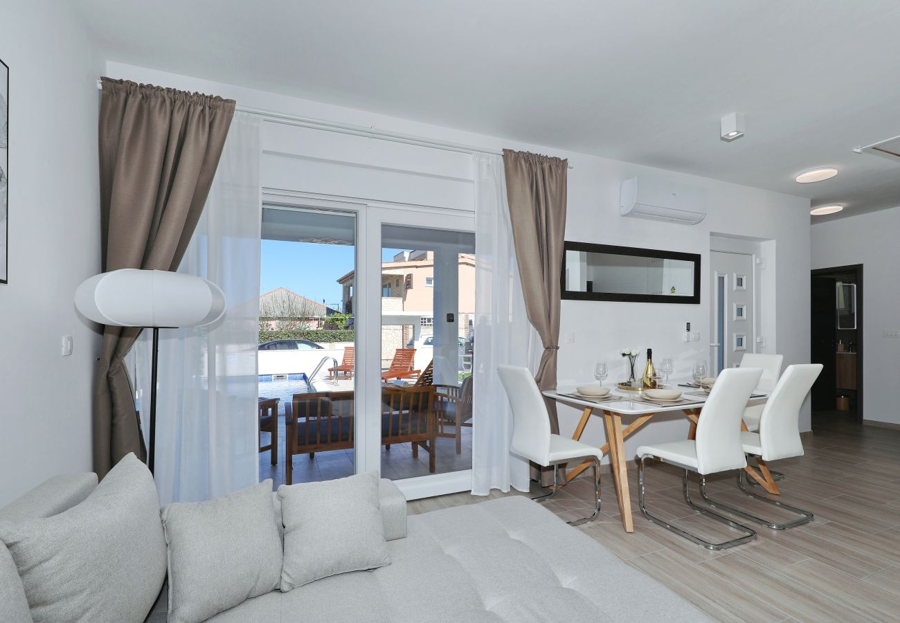 Ferienhaus in Vir - Jandro, Modernes Ferienhaus für Familie mit Pool