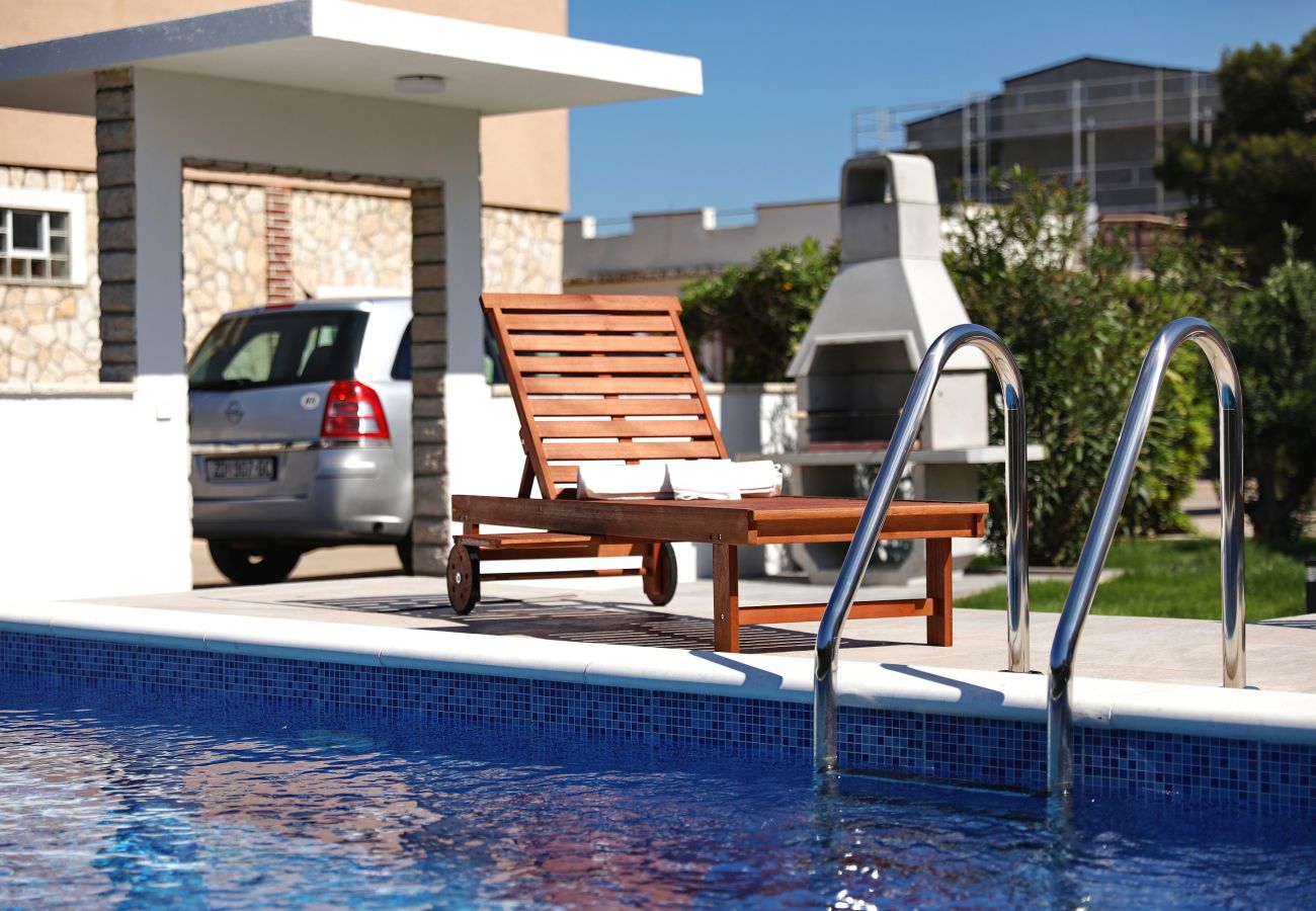 Ferienhaus in Vir - Jandro, Modernes Ferienhaus für Familie mit Pool