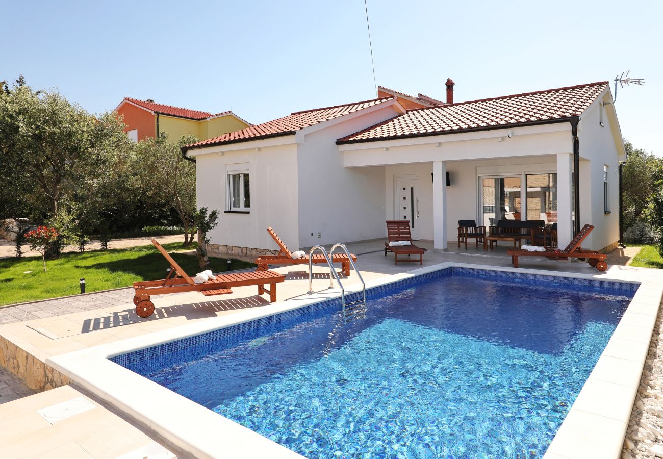 Ferienhaus in Vir - Jandro, Modernes Ferienhaus für Familie mit Pool
