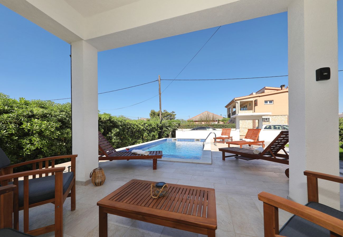 Ferienhaus in Vir - Jandro, Modernes Ferienhaus für Familie mit Pool